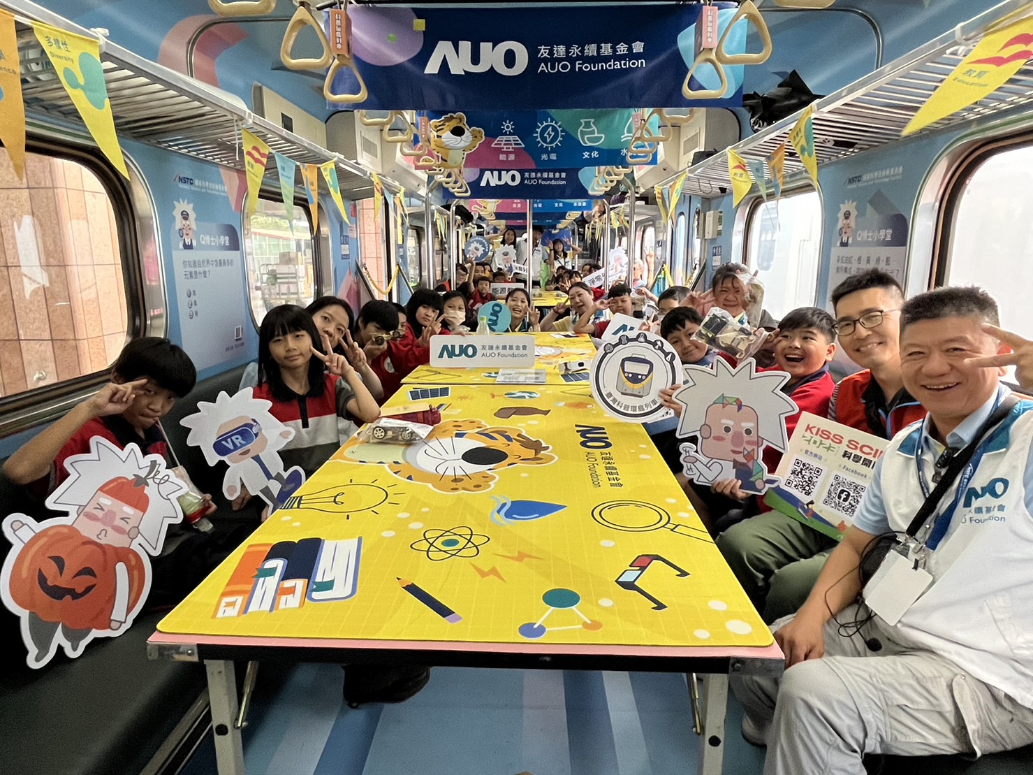 pg电子永續基金會參與「臺灣科普環島列車」，設計基礎科學車廂課程，以「淨零碳排和永續能源」為主題，讓學生透過創意實驗認識淨零知識，以及思考生活中的減碳行為