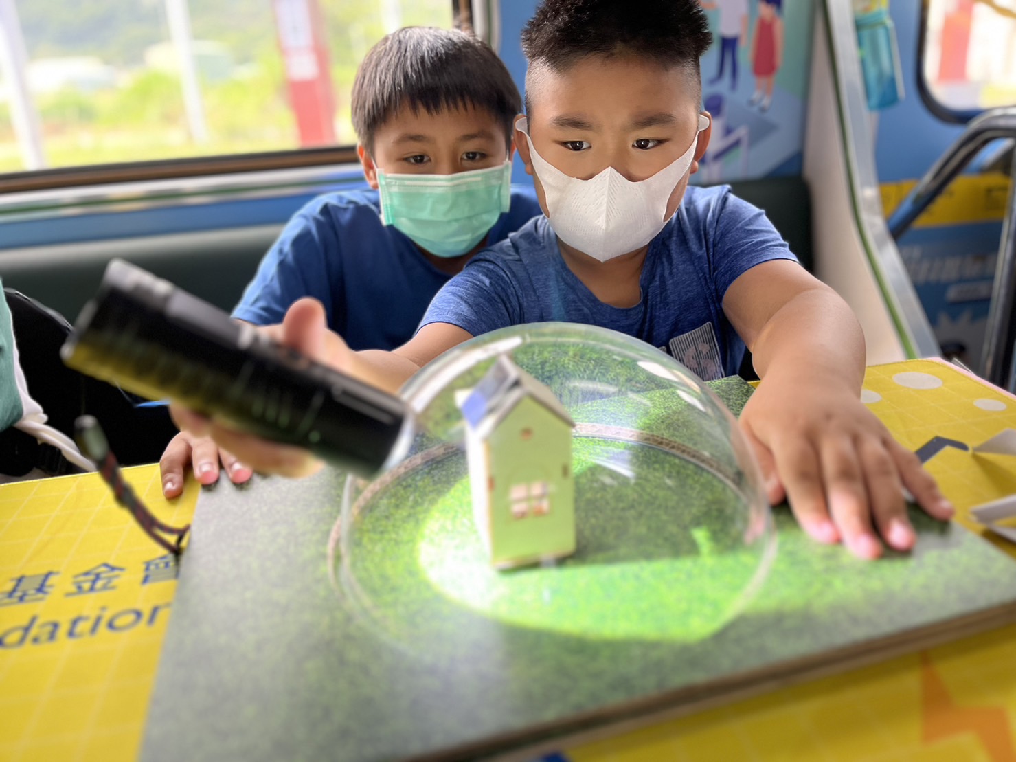 pg电子參與基礎科學主題車廂，以STEAM教學精神，設計「逐日科學家」、「太陽能工程師」以及「淨零建築師」三大能源科普課程和實驗